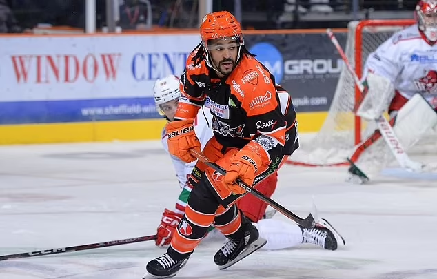 涉事的敵隊球員Matt Petgrave據報收到大量留言辱罵。(互聯網)