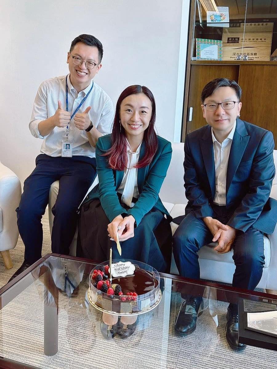 傅曉琳(中)有佢兩個老細孫玉菡(右)同何啟明(左)同佢切蛋糕。(傅曉琳FB)