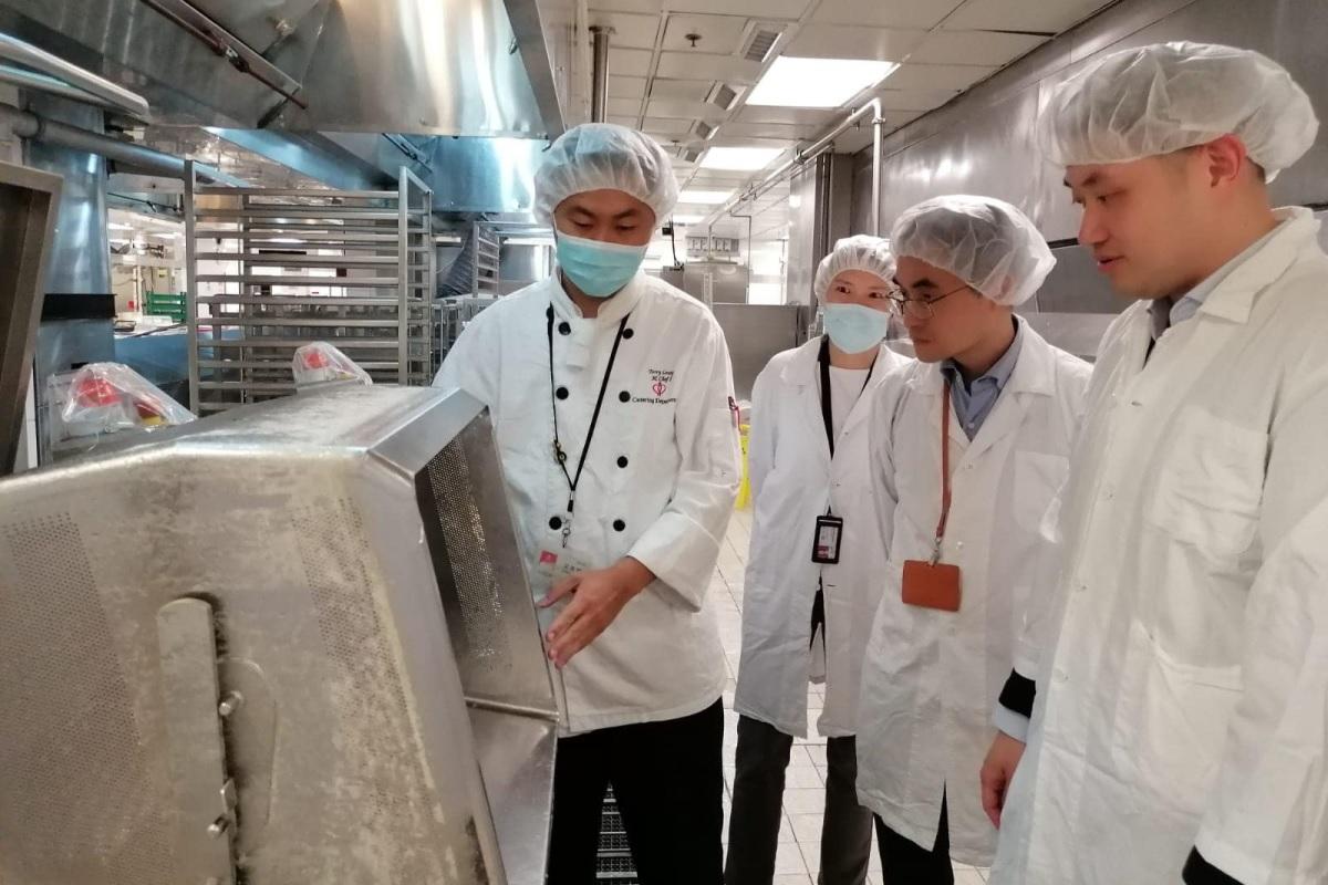 北區醫院中央廚房早前應承北區民政事務處,幫手提供飯盒畀緊急庇護中心居民。(民政事務總署FB)