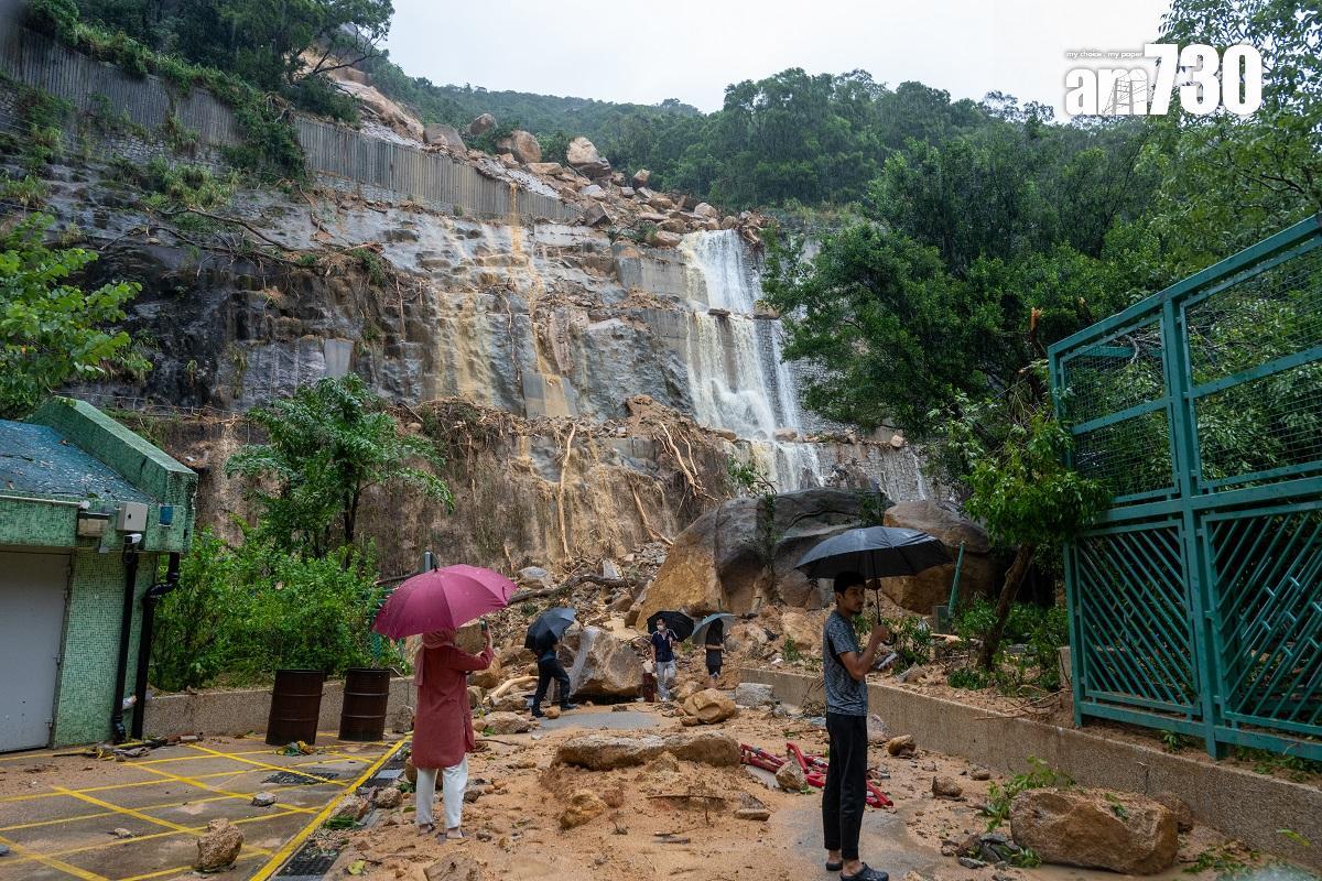 筲箕灣耀興道在9月一場世紀暴雨後,發生嚴重山泥傾瀉。(資料圖片/陳奕釗攝)