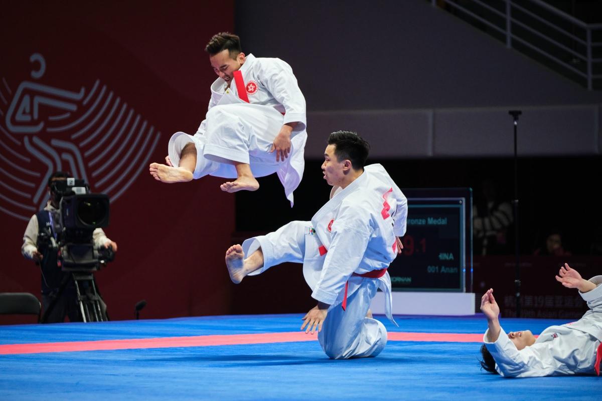 鄧宇軒、洪晧崴和鄭子文於「男子團體型」項目不敵對手。(港協暨奧委會提供)