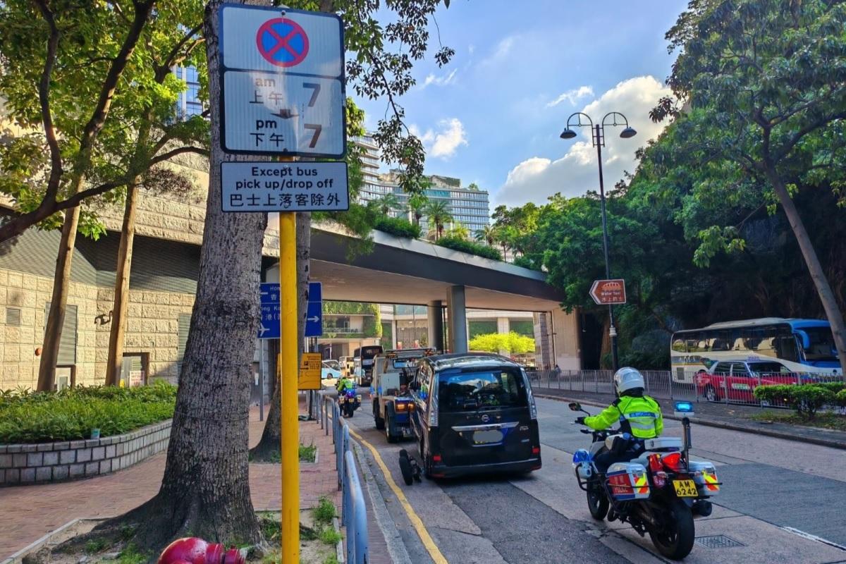 警方在中秋節長假期打擊違例泊車,並拖走嚴重阻塞交通的車輛。(警方提供)