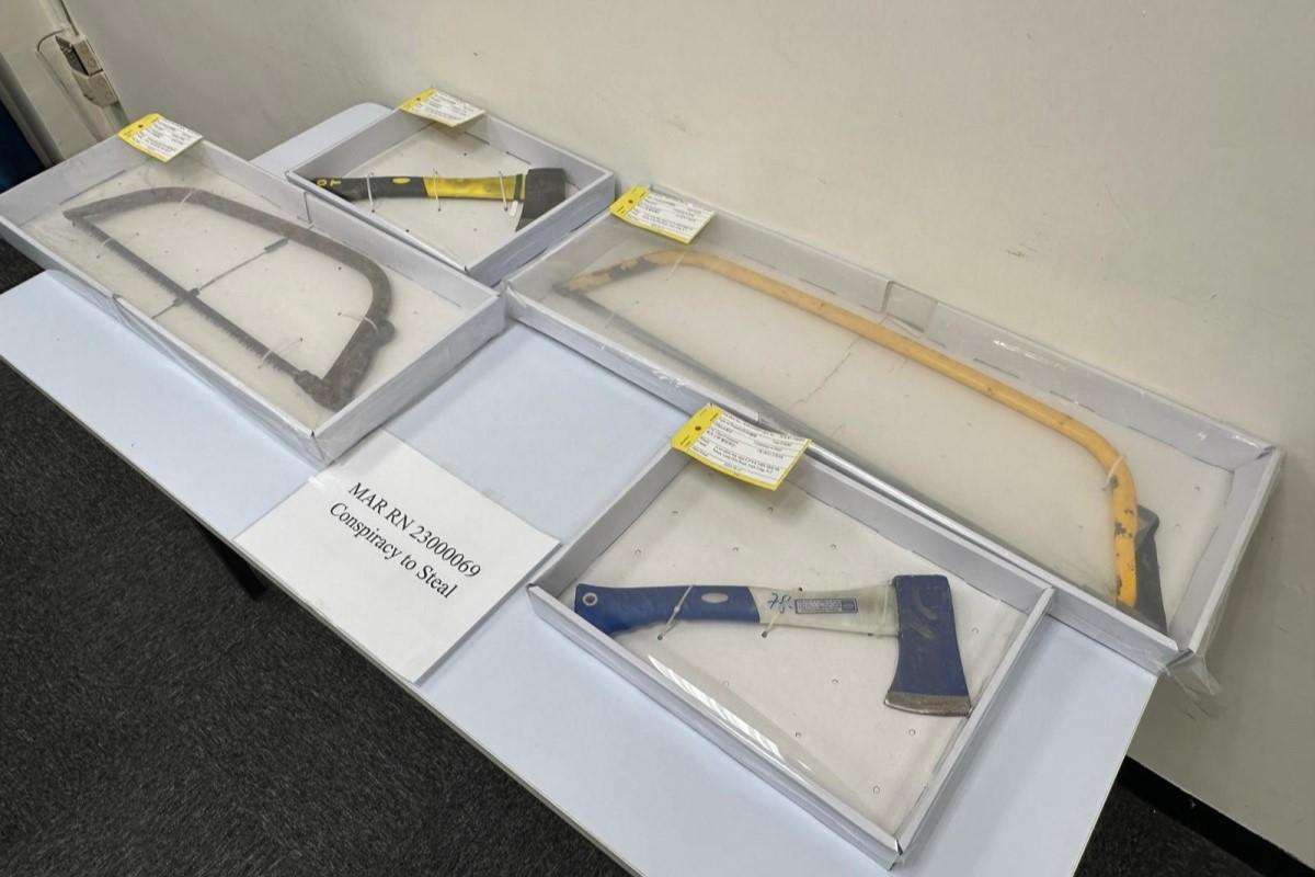 警方在屏山一間鐵皮屋和附近檢獲一批伐木工具。