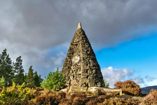 另一個石堆名為「Purchase Cairn」,是1852年阿爾伯特親王為維多利亞女王購買壯園後建造。(互聯網)