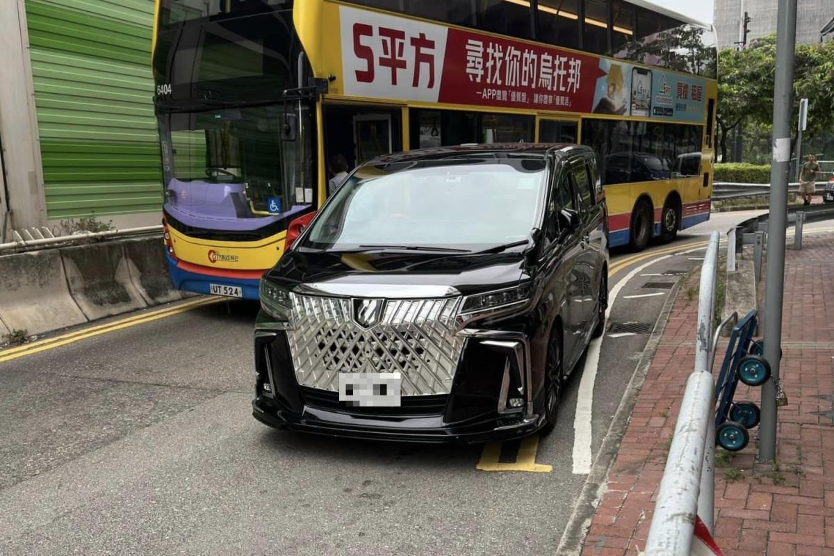 屯門青海圍違例泊車「例位」日前又有私家車阻礙巴士轉彎。(網上圖片)