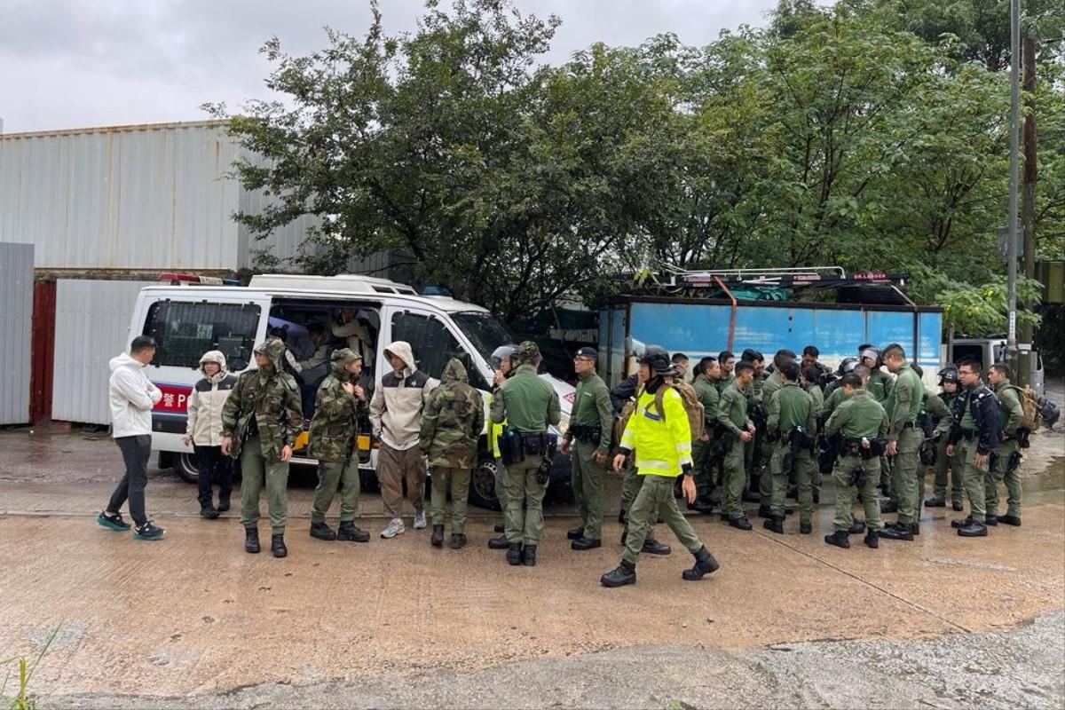 警方、消防處和民安隊在颱風襲港期間,繼續登山搜救失蹤男生曾憲哲。(警方FB圖片)