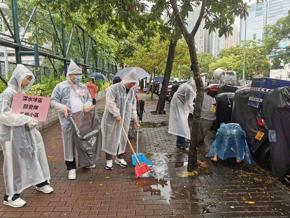 深水埗區元州小區關愛隊日前清理堵塞渠口同街上枯枝樹葉。(陳偉明FB)