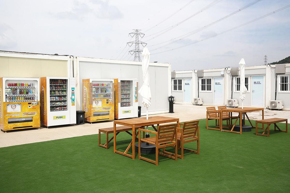 元朗潭尾宿舍設有不同設施,圖為公共活動空間和自動販賣機。(發展局網誌)