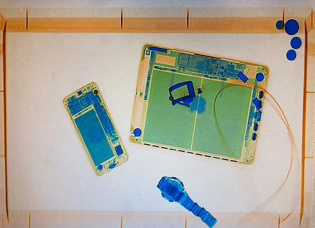 機場安檢|目前在機場等候過安檢往往需時甚久。(互聯網)