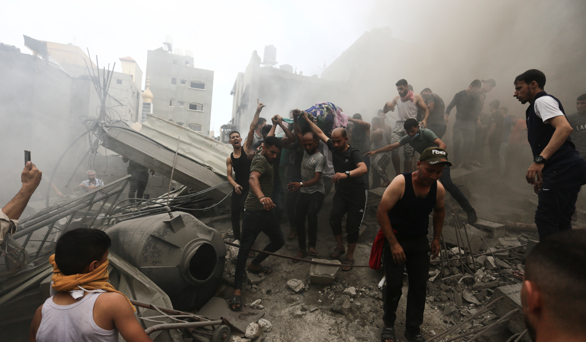 以巴緊張局勢不斷升級,已造成雙方近1,600人死亡,以色列有900人喪生,以軍的空襲就造成超過680名巴勒斯坦人死亡。(美聯社)