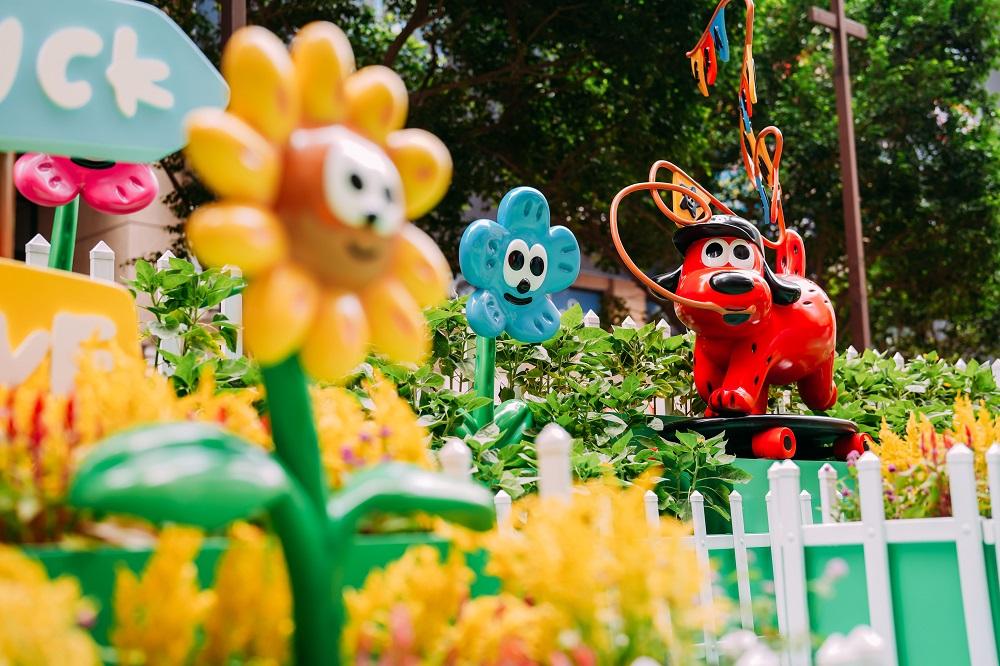 帳篷的對面則有一個由無數不同花朵所組成的花海。