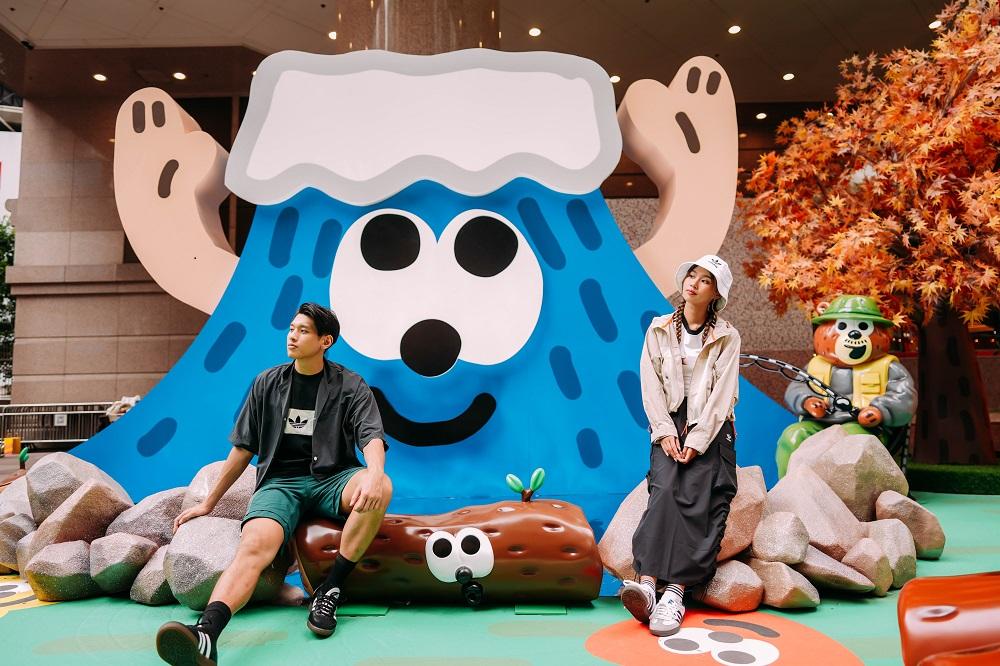 富士山一雙手高舉在空中,展開雙臂迎接大家的到來。