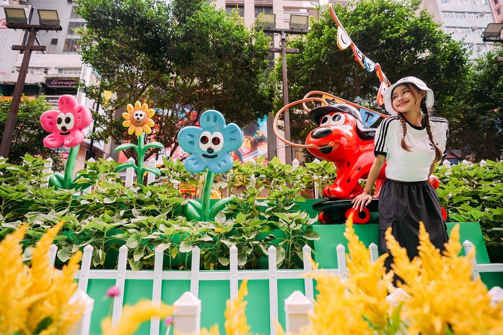 帳篷的對面則有一個由無數不同花朵所組成的花海。