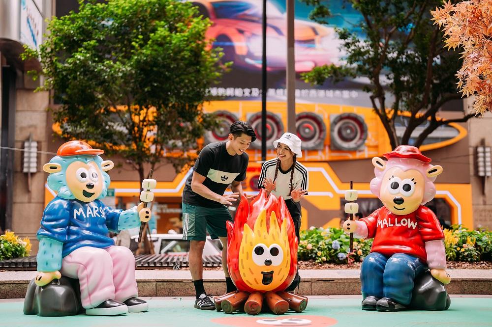 可愛的卡通造型人物在燒棉花糖。