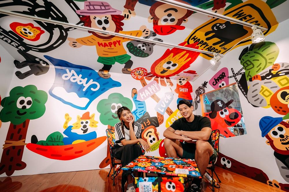 牆壁放上以此企劃內所有的元素繪製成的巨型壁畫,相當壯觀!