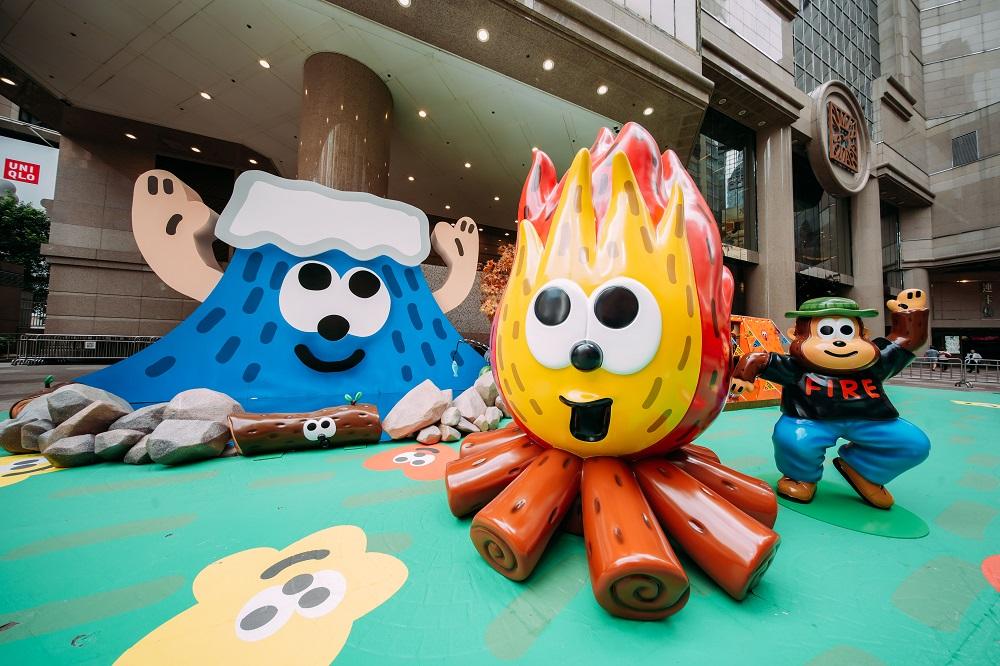 在富士山旁露營,數隻猴子圍繞着營火跳舞。