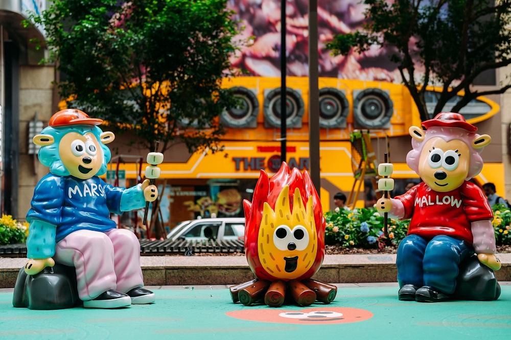 可愛的卡通造型人物在燒棉花糖。