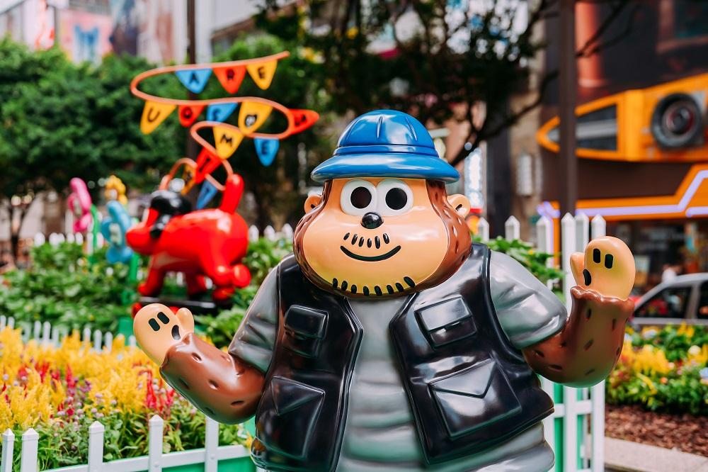 在富士山旁露營,數隻猴子圍繞着營火跳舞。
