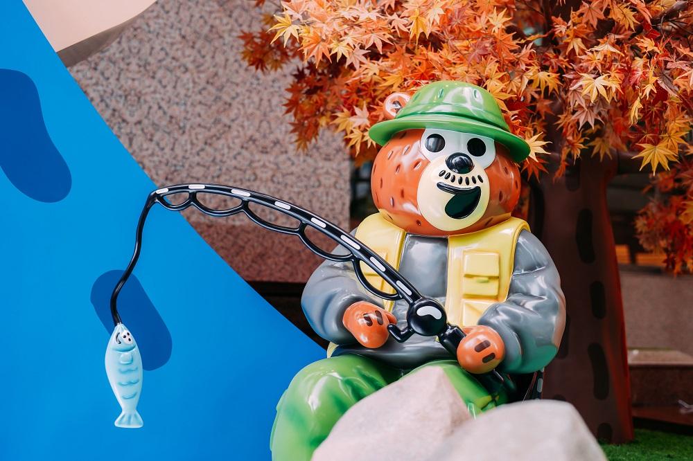 山旁的流水邊更有一隻啡熊正在垂釣。