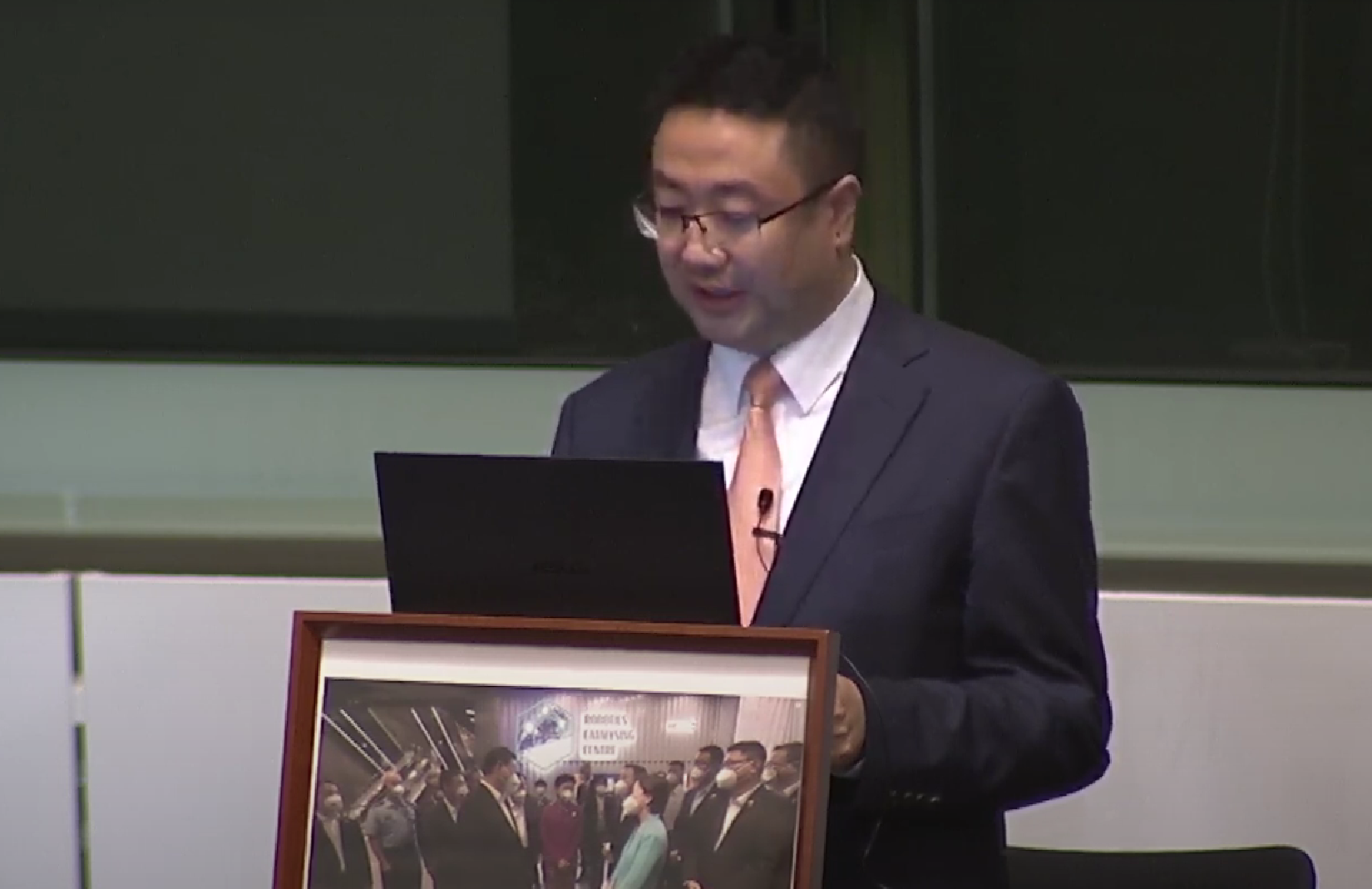 Ray Online|尚海龍敲鑼慶祝首個議員議案 被主席叫停