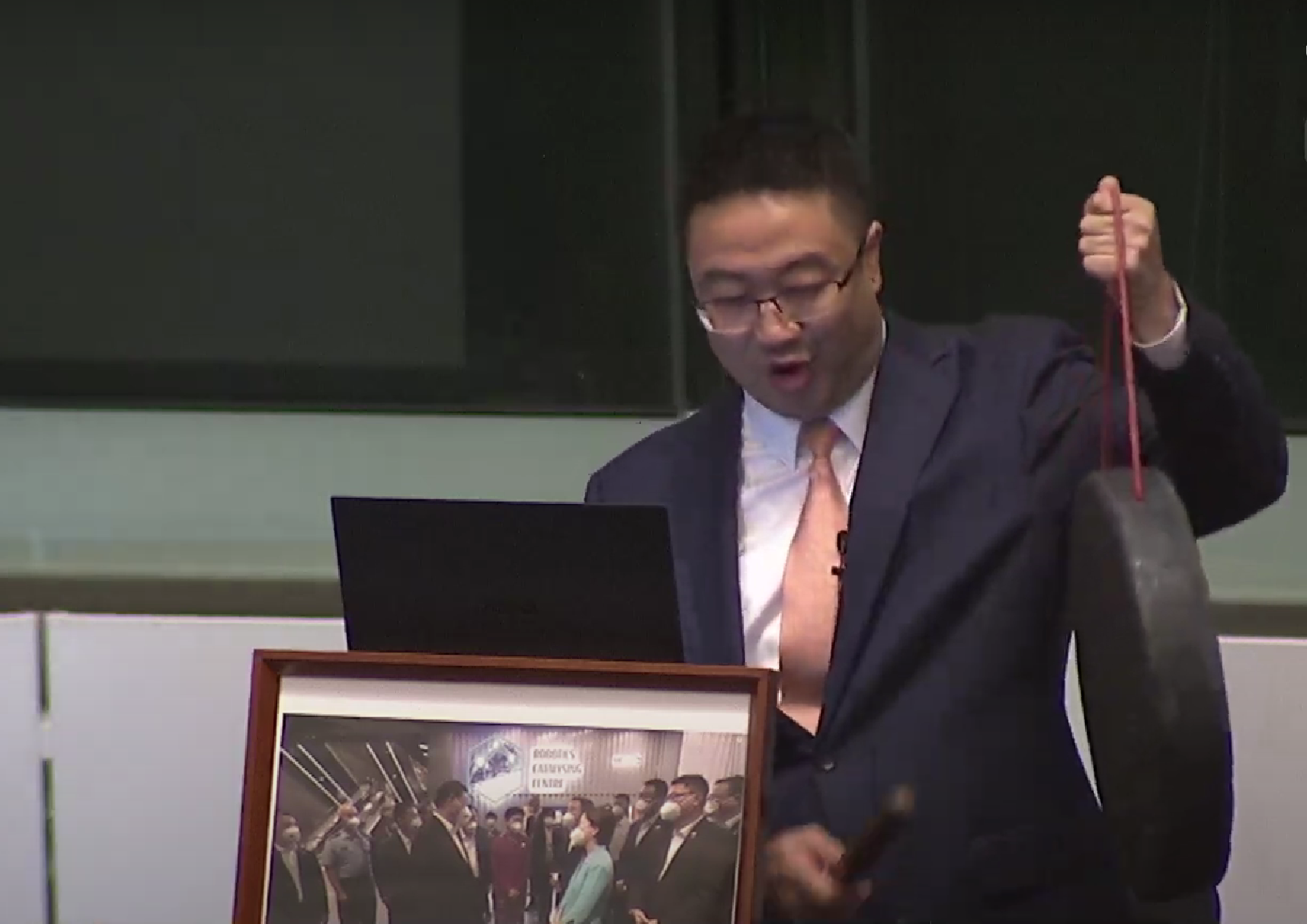 Ray Online|尚海龍敲鑼慶祝首個議員議案 被主席叫停