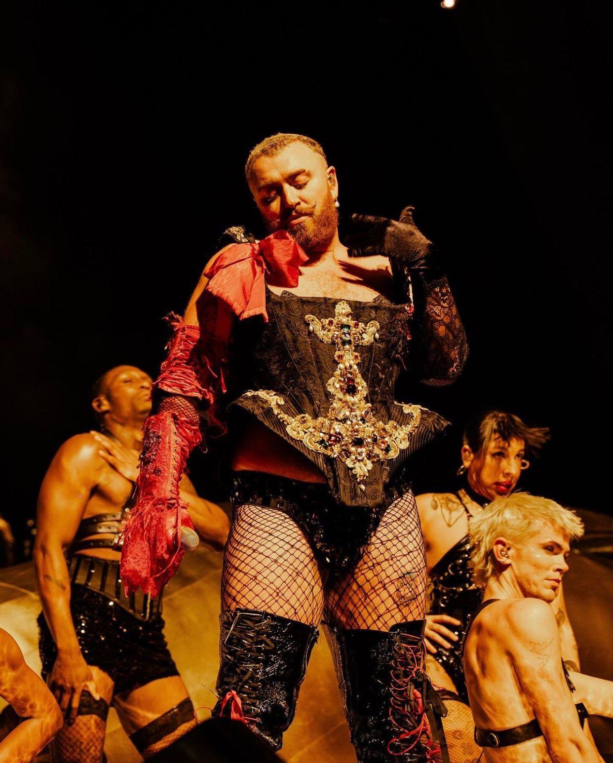 是次巡唱,Sam Smith大玩不同形象。