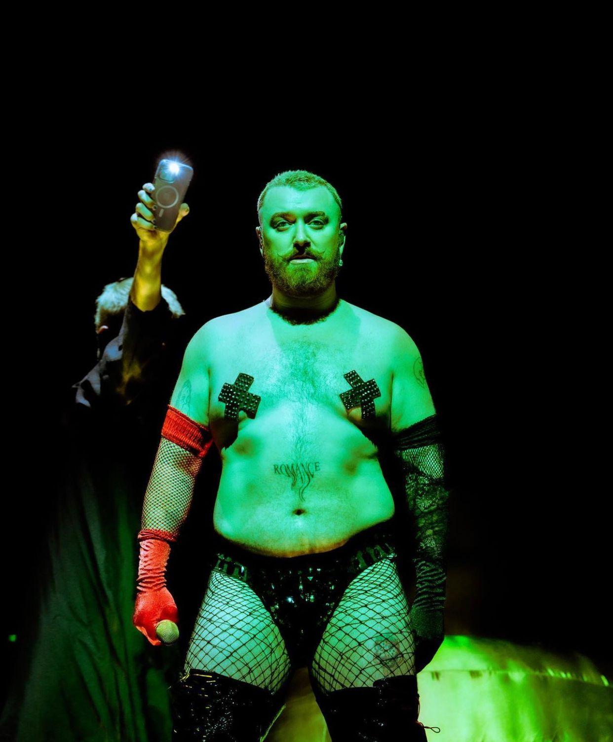 Sam Smith脫去上衣,更有大尺度演出。