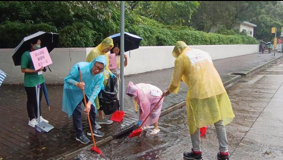深水埗區關愛隊富昌小隊同黃昕然(藍雨褸者),日前清理堵塞渠口同街上枯枝樹葉。(梁文廣FB)