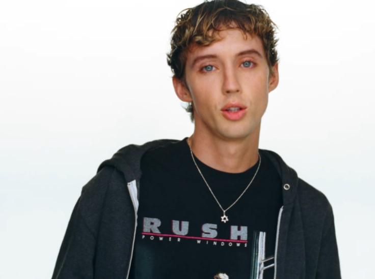 Troye Sivan今日公開全新單曲《One of Your Girls》的MV。