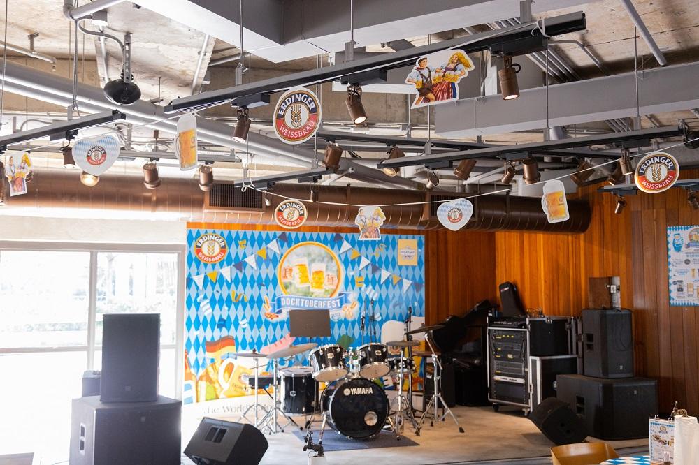 一同沉醉於德國啤酒節的歡樂氣氛之中。