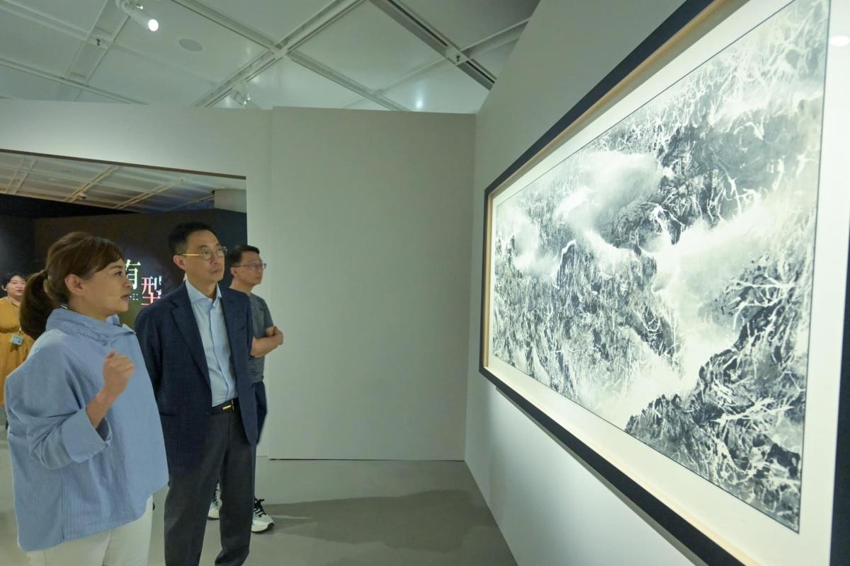 楊潤雄(中)同劉明光(右)喺夜晚參觀延長開放時間嘅香港藝術館。(楊潤雄FB)