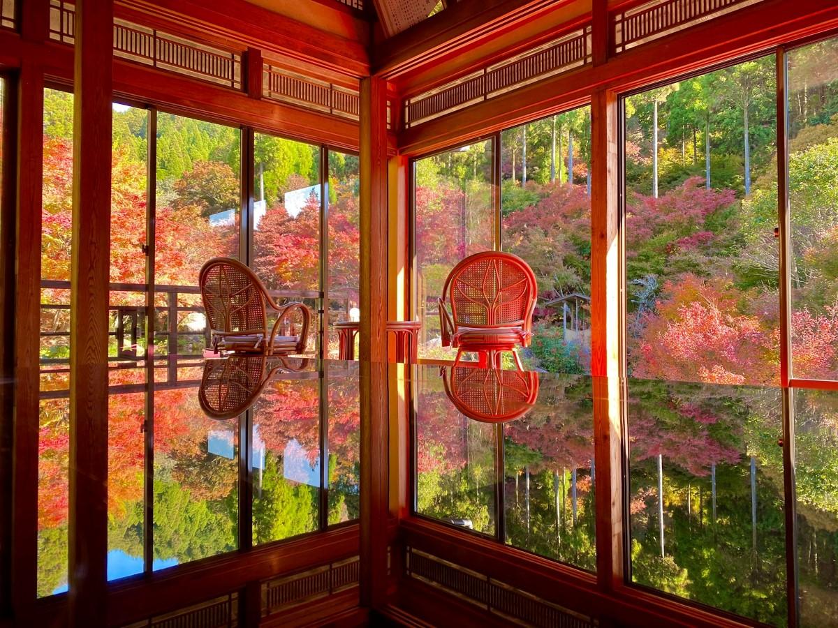 佐賀紅葉景點| 環境藝術之森內最受歡迎的打卡位是「風遊山莊 」,11月的秋紅季節無休開館。(圖片來源:FB@環境芸術の森)