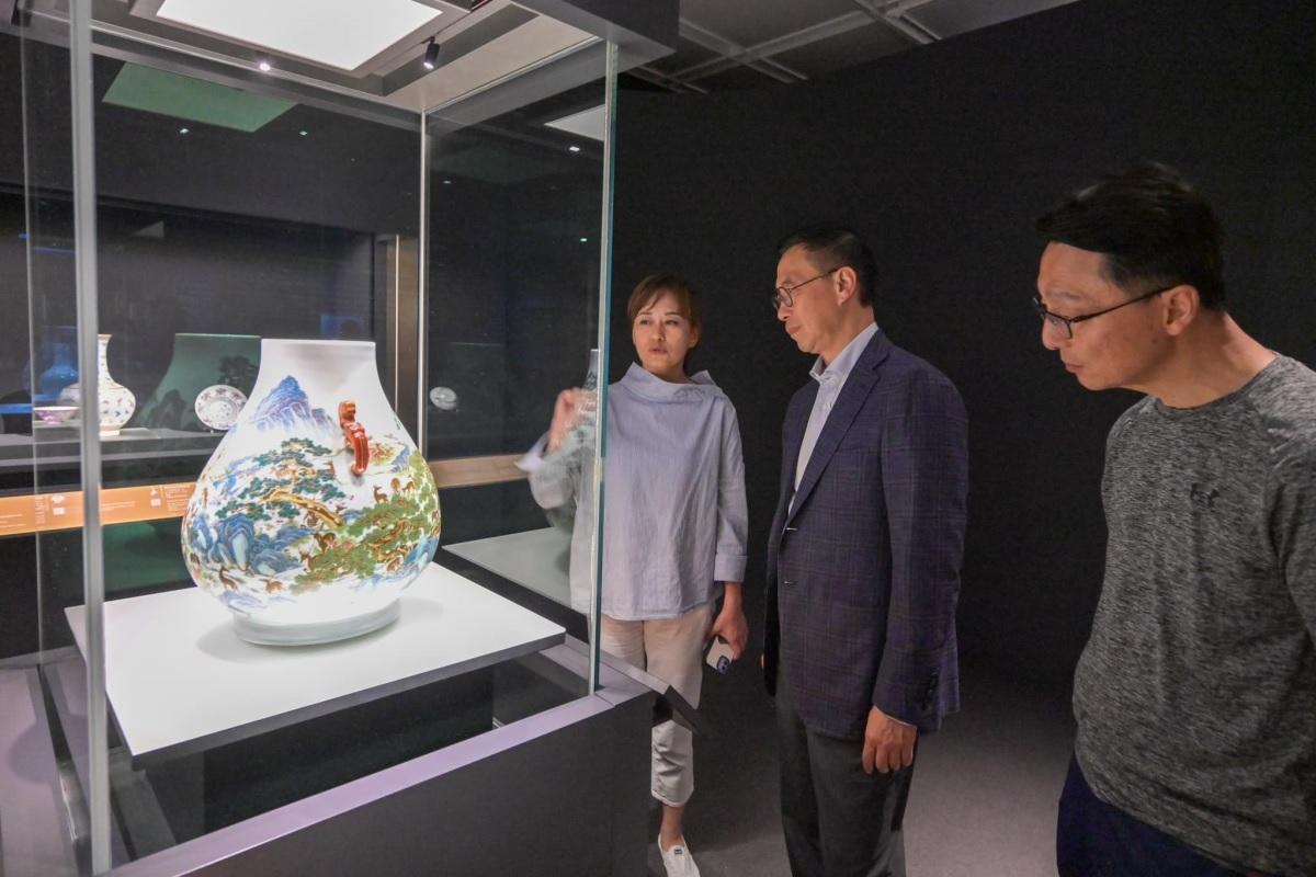 楊潤雄(中)同劉明光(右)喺夜晚參觀延長開放時間嘅香港藝術館。(楊潤雄FB)