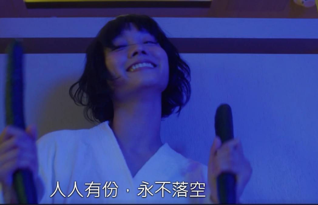 談善言在床上手執兩條青瓜,意識大膽。