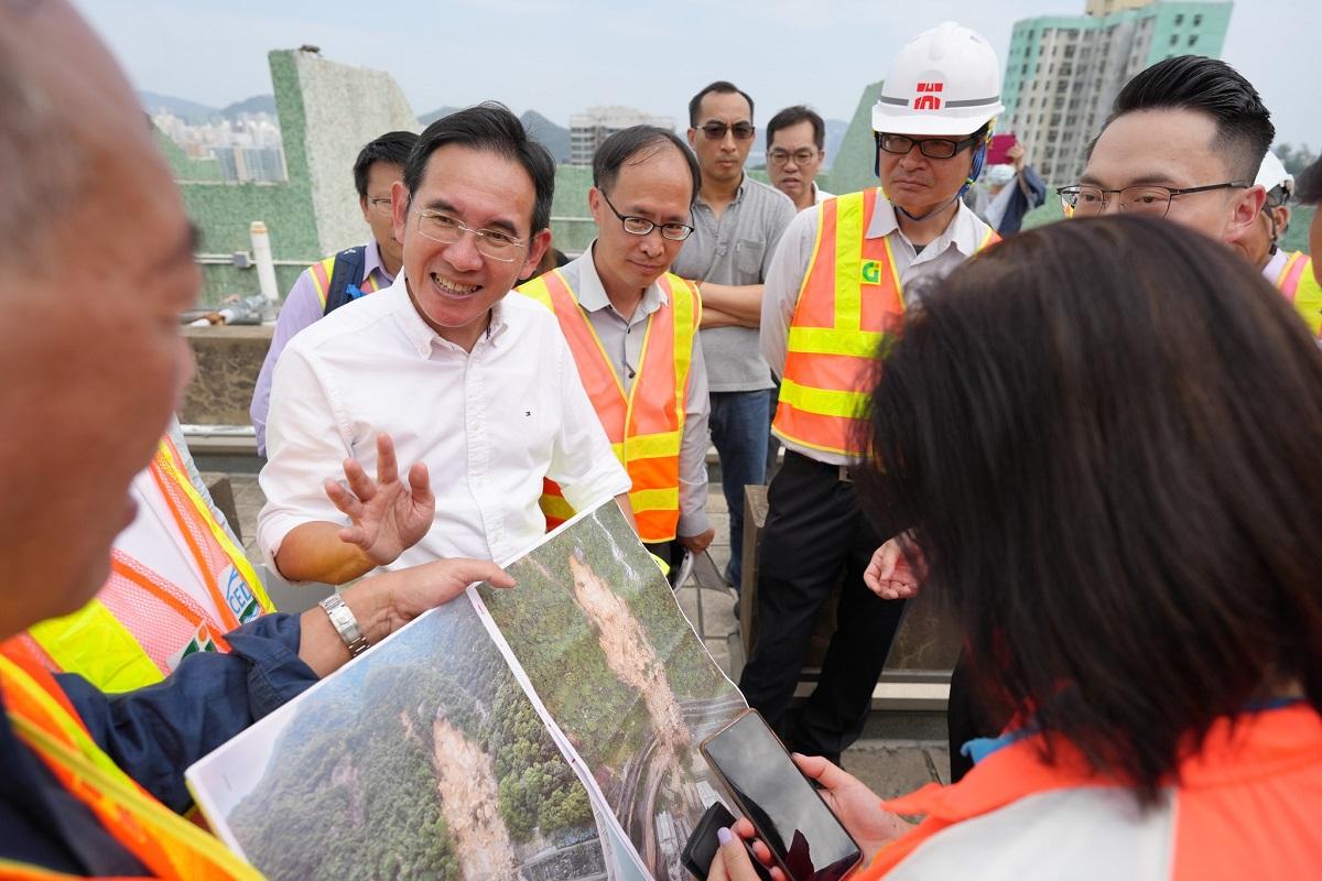 林智文(左一)和多個政府部門代表,今日到耀興道視察現場情況。(梁熙FB)