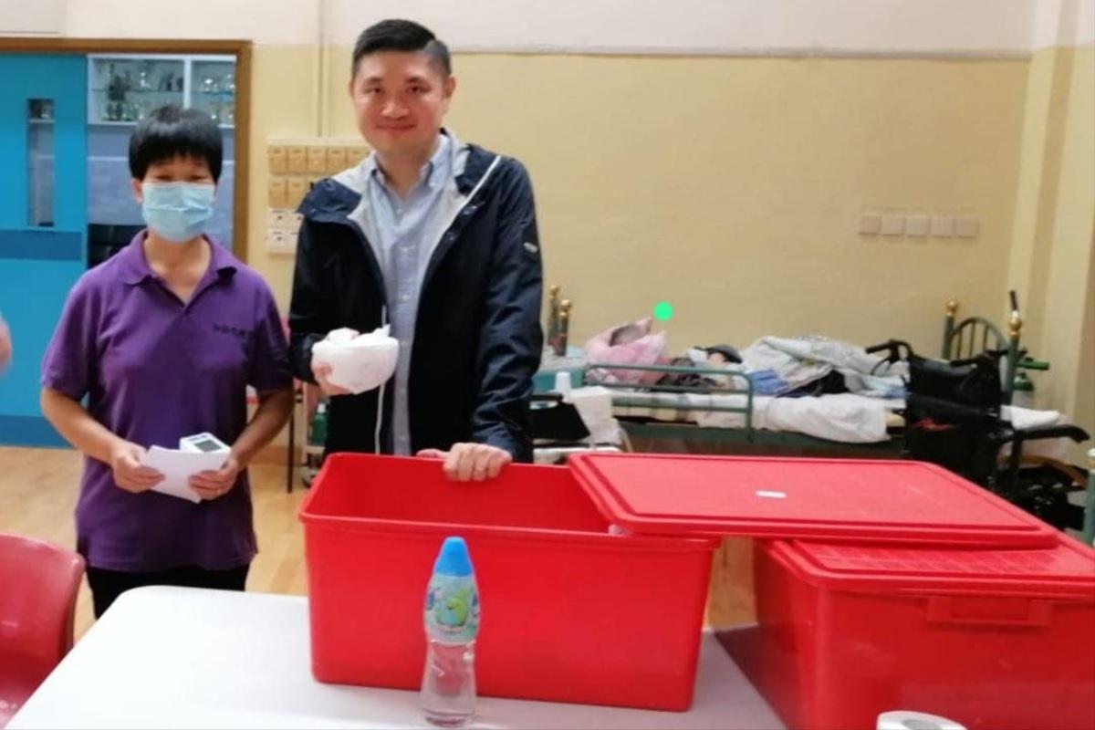 北區民政事務專員賴子堅(右)早前探訪北區醫院廚房。(民政事務總署FB)