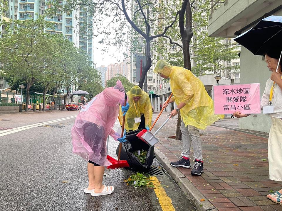 深水埗區關愛隊富昌小隊日前清理堵塞渠口同街上枯枝樹葉。(梁文廣FB)
