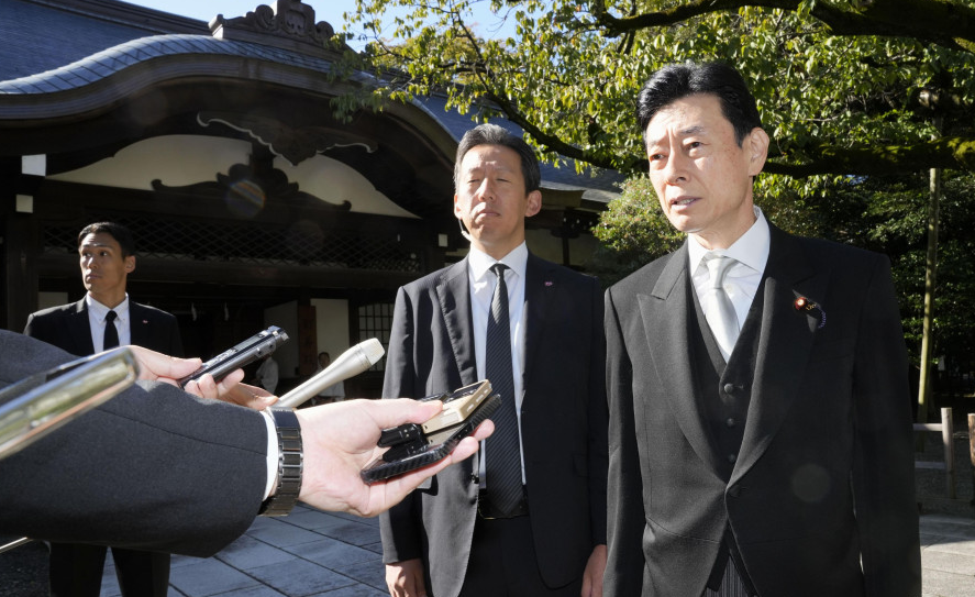 日本經濟產業大臣西村康稔參拜靖國神社後接受採訪。(共同社)