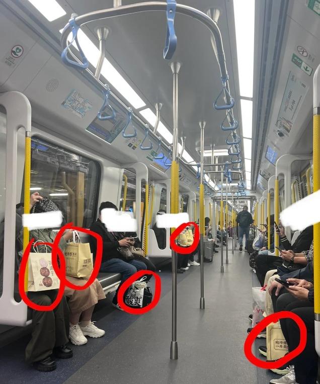 一張返港車廂內人手一袋鮑師傅的照片,在網絡上流傳甚廣。(網上圖片)