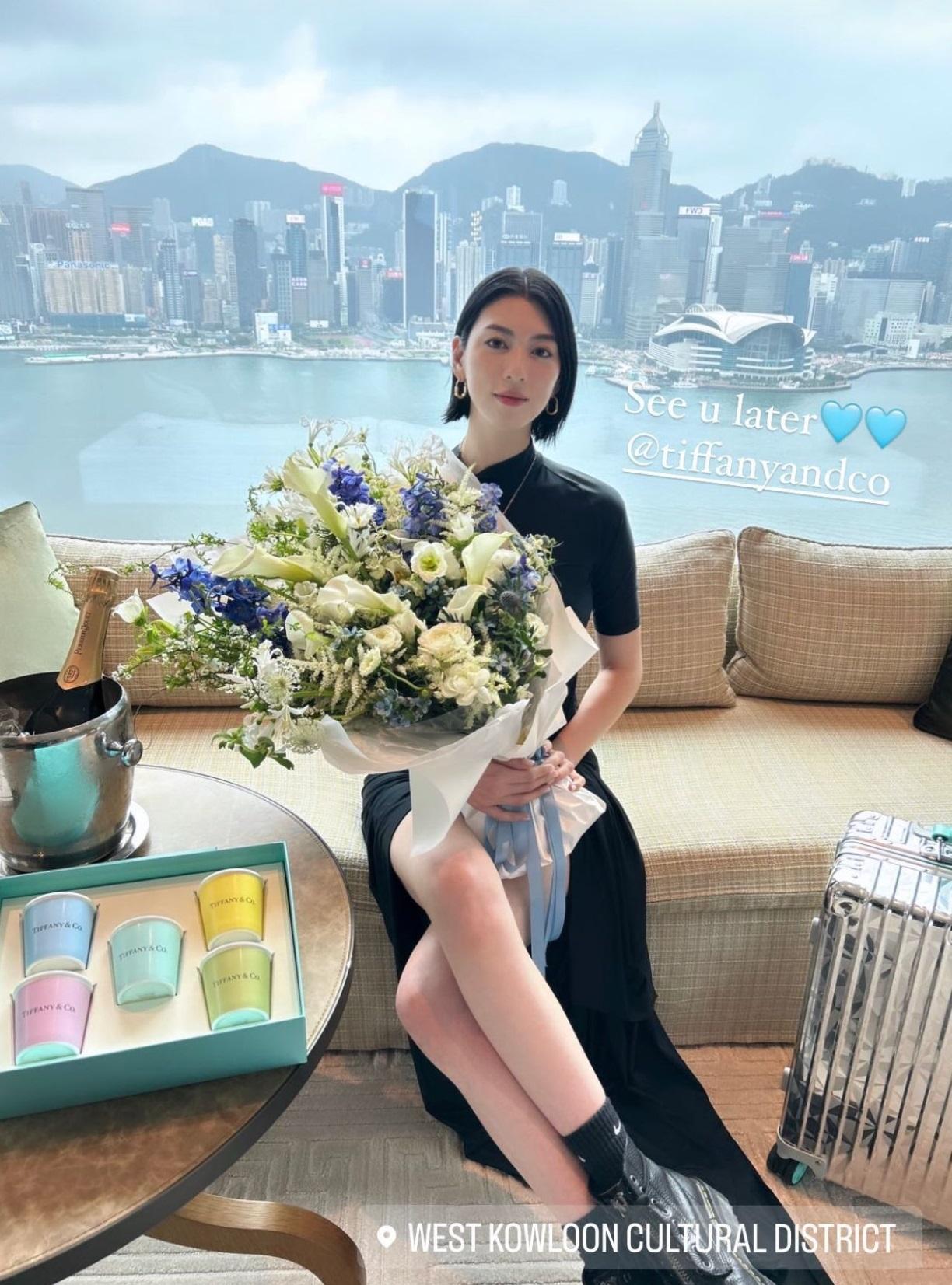 三吉彩花抵埗後在維港景色前打卡留念。