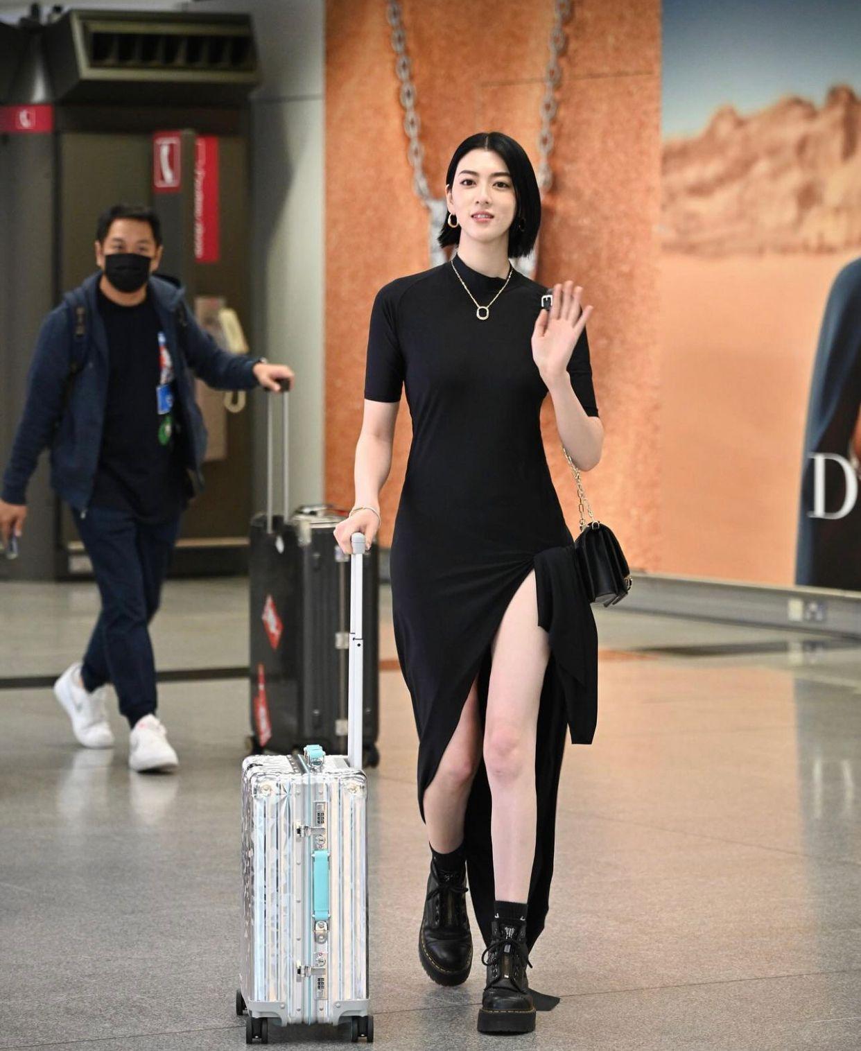 三吉彩花甫落機即大方曬腿。