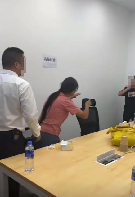 中植集團爆雷傳內地立案偵查,有投資者即場飲農藥要求還錢。(網上圖片)