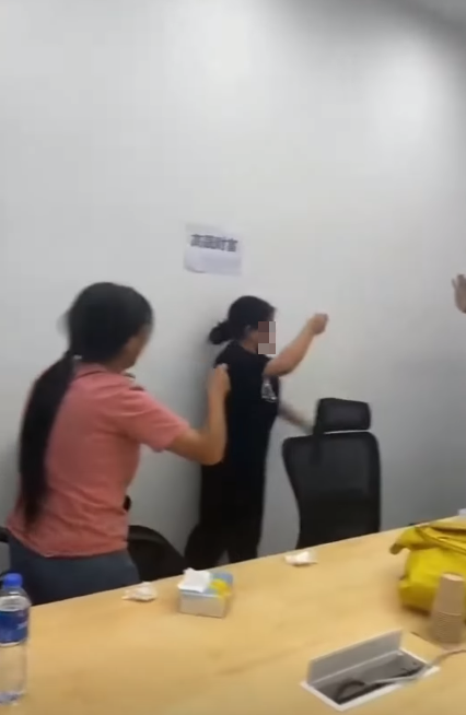 中植集團爆雷傳內地立案偵查,有投資者即場飲農藥要求還錢。(網上圖片)