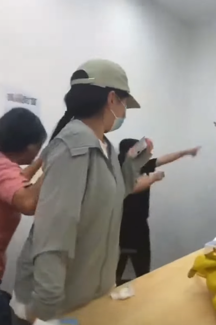 中植集團爆雷傳內地立案偵查,有投資者即場飲農藥要求還錢。(網上圖片)