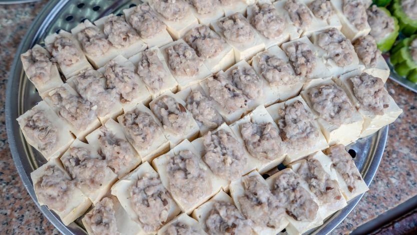 不同地區的客家人會在肉餡內加入不同的材料,例如魚肉、蝦米等來增加口感。(圖片來源:視覺中國)