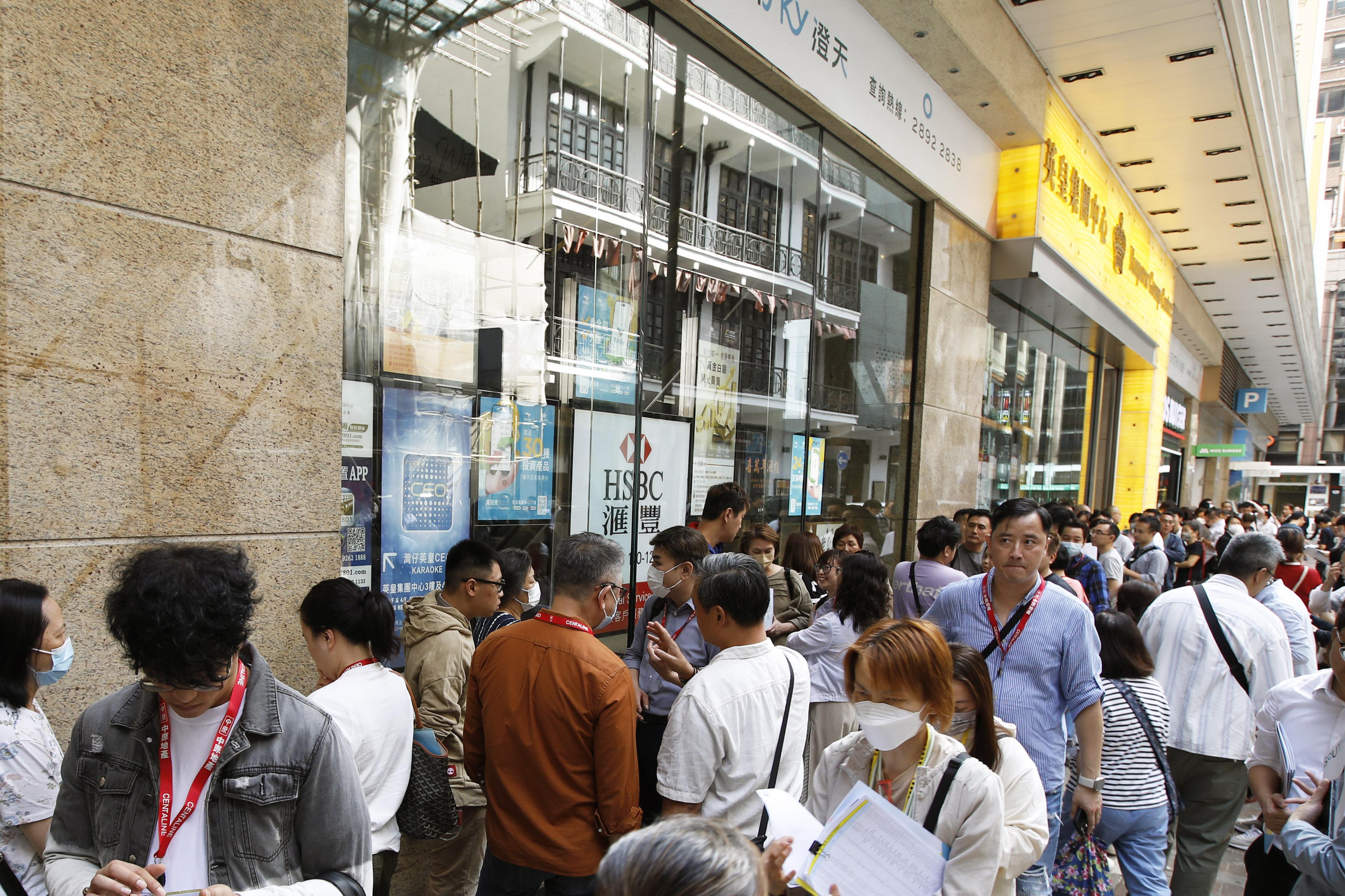 英皇國際香港仔「澄天」今日正式發售85伙,大批準買家早上10時起陸續到場登記揀樓。