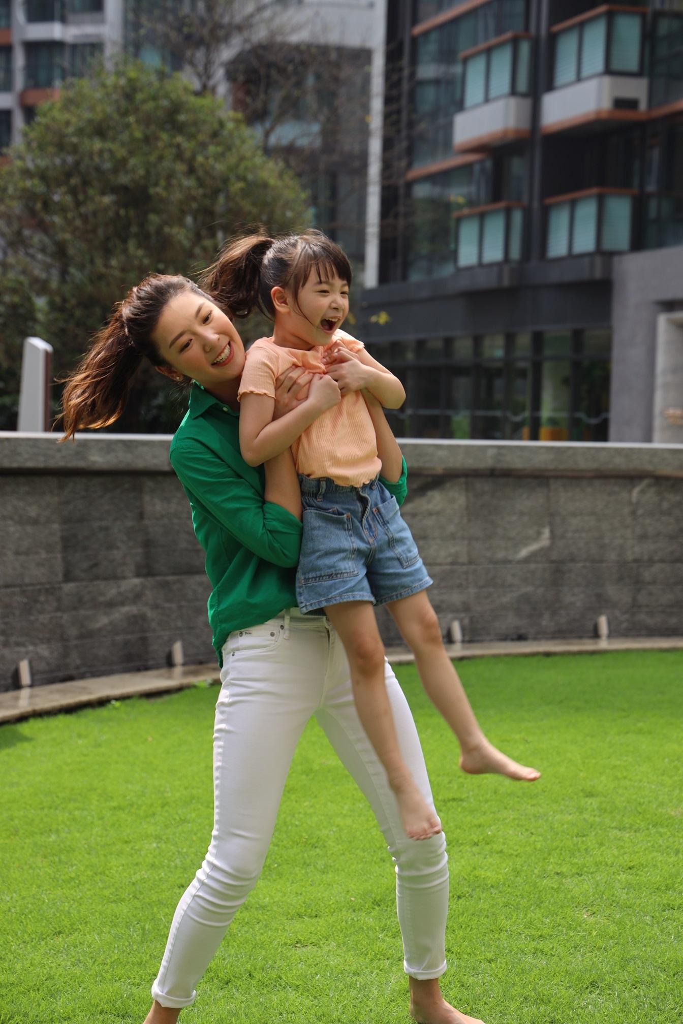 余香凝產後復工拍廣告,演兩子女之母,與小演員喪跑喪玩攰到爆。