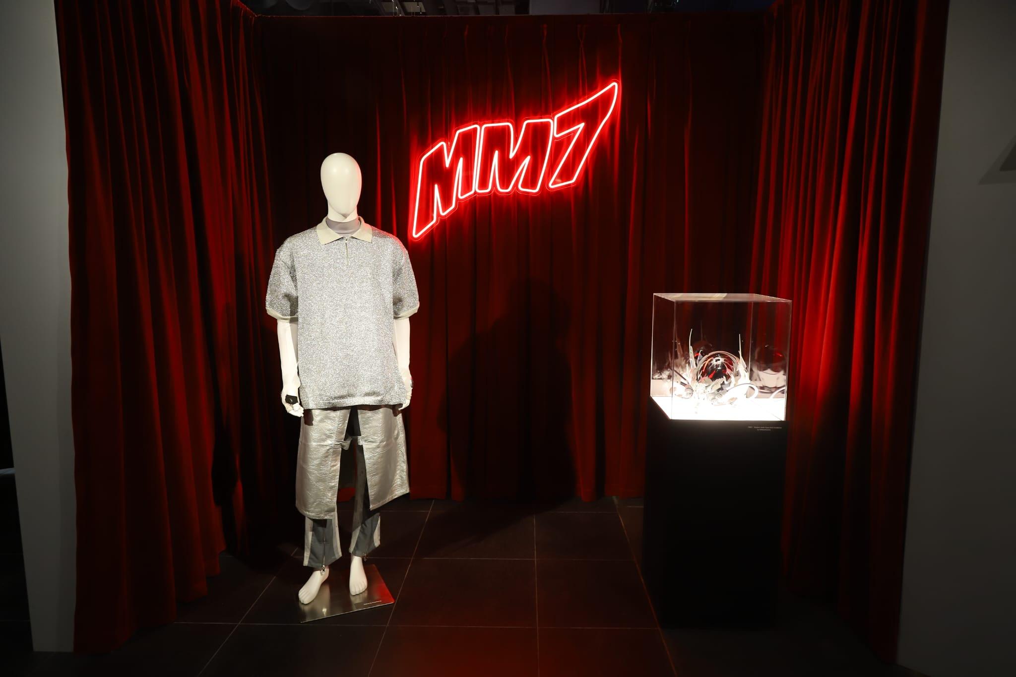 進入「從聆開始,從零再開始」展區,迎來《MM7》MV的未來孩童的服飾及面具裝置。(羅錦鴻攝)