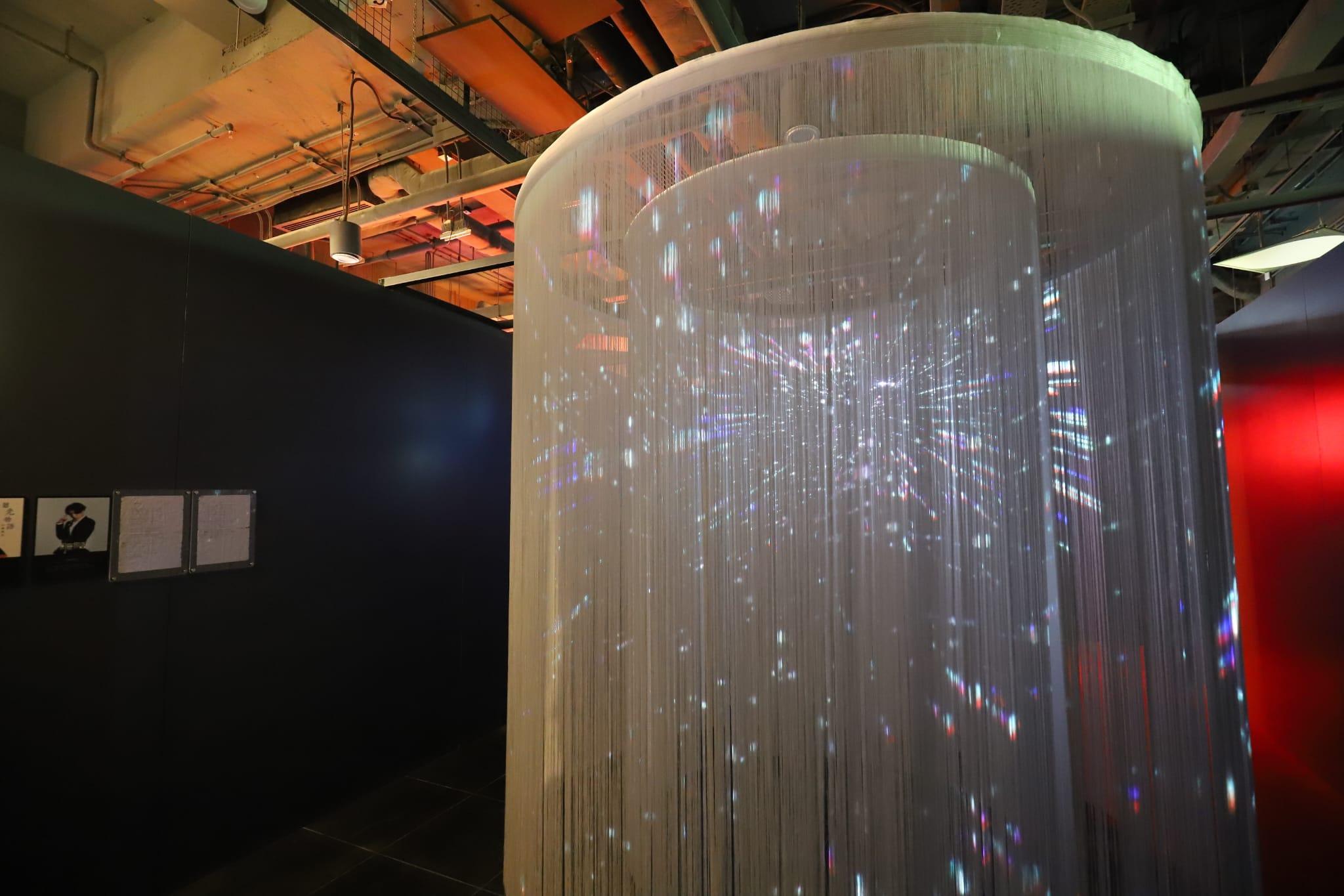 第一章節的「物語的 慟鳴與洞明」展區,內有結合光影音樂的沉浸式藝術裝置。(資料圖片)