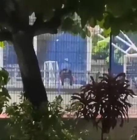 動作激烈,女子露出臀部。(互聯網)